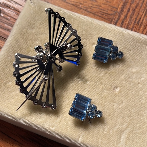VINTAGE BROOCH & SCREW ON EARRING SET - Picture 2 of 4